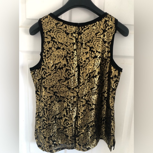 Sleeveless metallic top. - Picture 11 of 14